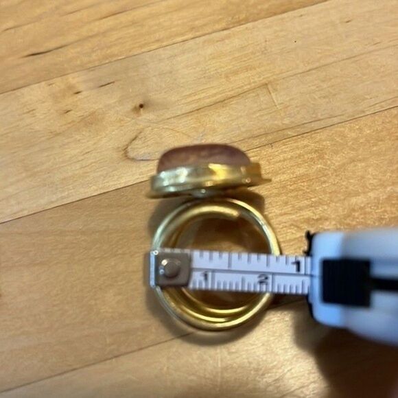 costume jewelry ring. Brushed Gold Tone Metal hand crafted metal with pink stone - Picture 11 of 11